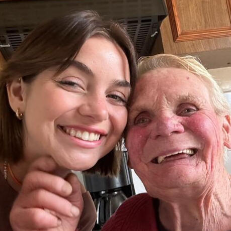 Photographie de Morgan et de sa grand-mère.