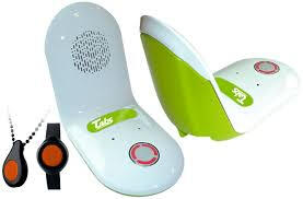 Bénéficiaire tenant un téléphone.